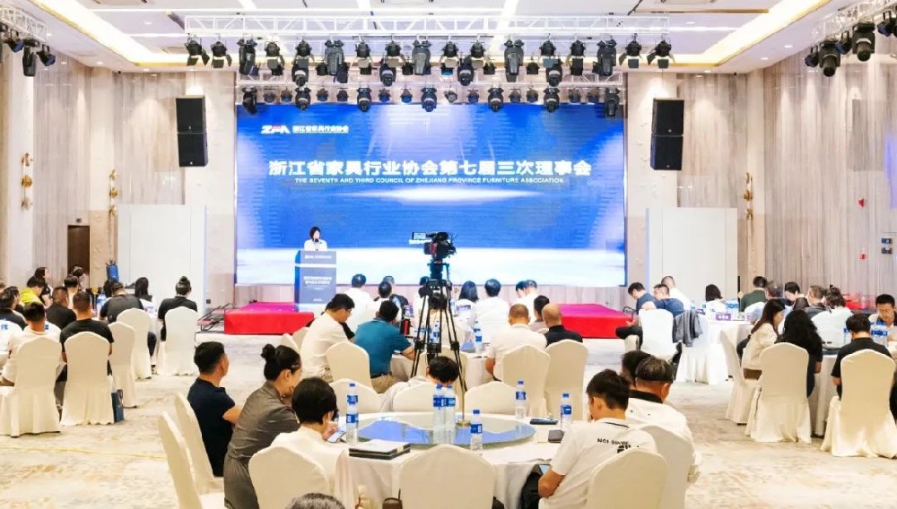 笃行致远|金鹭家具荣获浙江省家具行业协会“先进会员企业”称号
